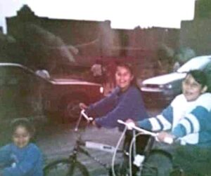 Habrá sido principio de los 90's y salir en la bici era algo que disfrutaba mucho, de hecho, en pocas fotografía salgo sonriendo.    Mi madre ma ha enviado está fotografía, hablamos poco pues se opone a mi recorrido por México.     Considero este envío como una señal de aceptación, que ella se tome el tiempo que le sea necesario. Por mi parte, sé que pasaré tiempo acompañada. Ya tengo planes con amigos que me esperan en el camino y, al final, la soledad es compañera quien me ayudará a sanar.